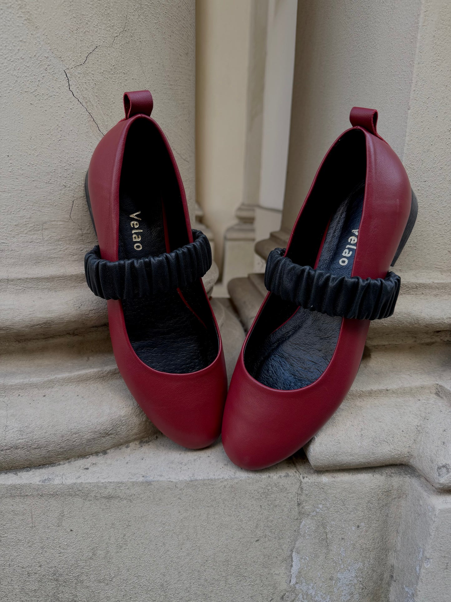 Burgundy sendi with a ruched black strap