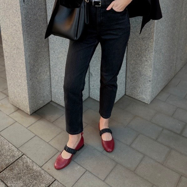 Burgundy sendi with a ruched black strap